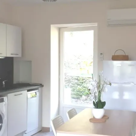 Dom wakacyjny Maison Au Calme Avec Jardin Et Parking Prive